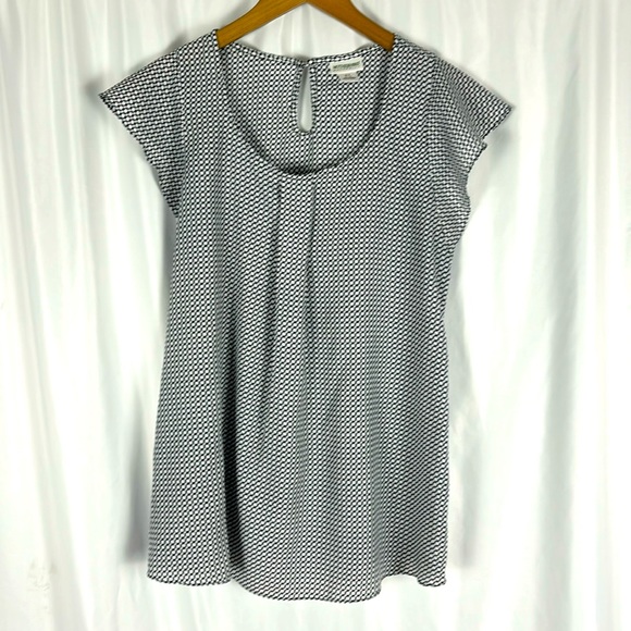 Motherhood Maternity Tops - Motherhood Maternity Geometric Print Top size small black/white